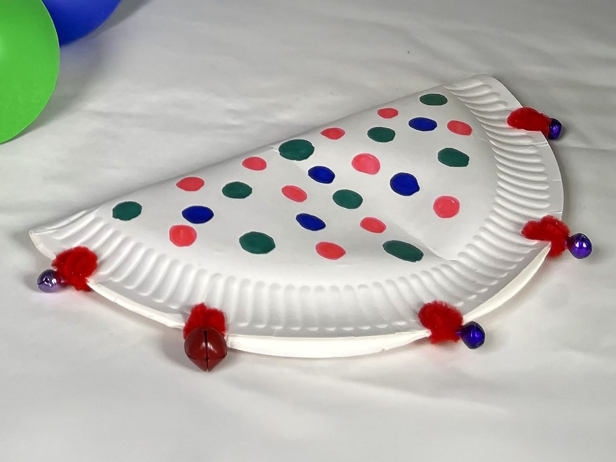 Sointinaskarteluohjeen kuvituskuva: tamburiini kertakäyttölautasesta