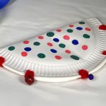 Sointinaskarteluohjeen kuvituskuva: tamburiini kertakäyttölautasesta