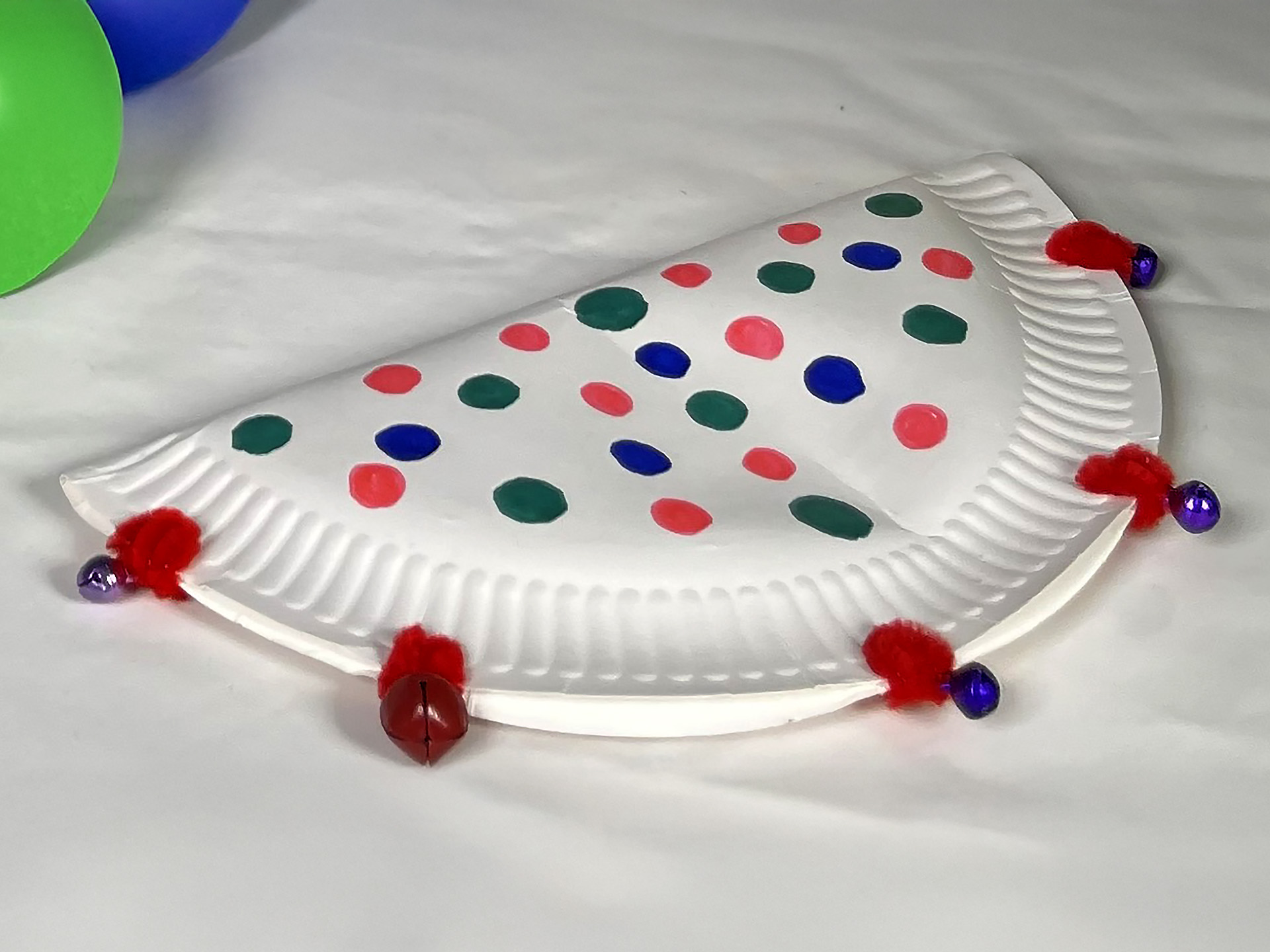 Sointinaskarteluohjeen kuvituskuva: tamburiini kertakäyttölautasesta