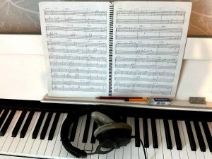 MIDI-koskettimisto, nuottivihko ja kuulokkeet